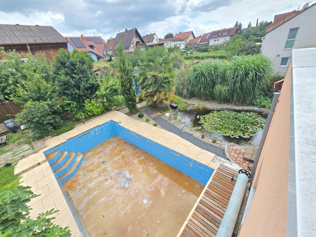 Blick vom Balkon auf Pool