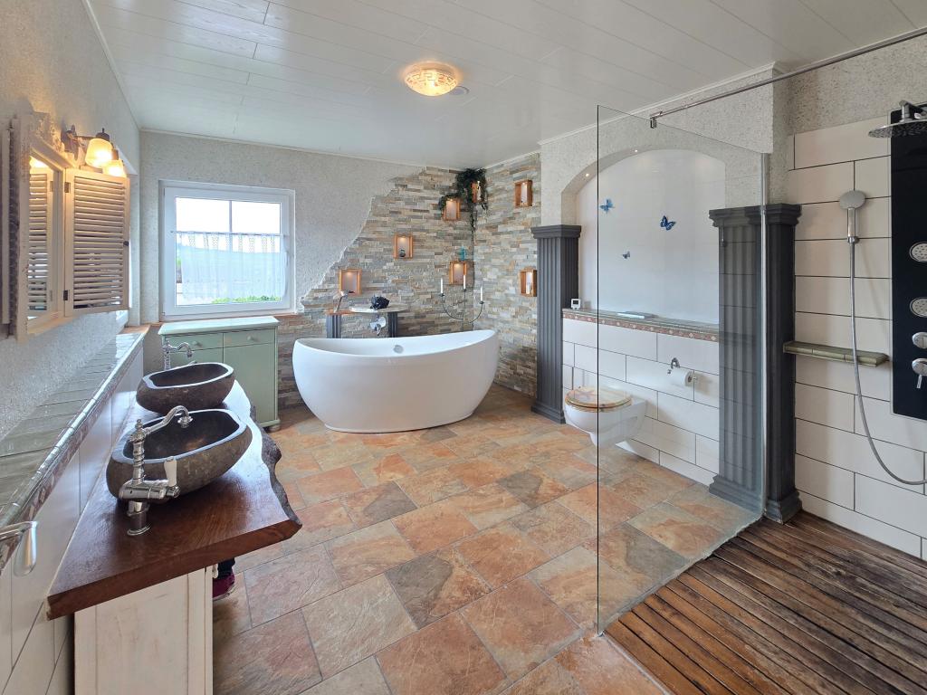 Großzigiges Badezimmer
