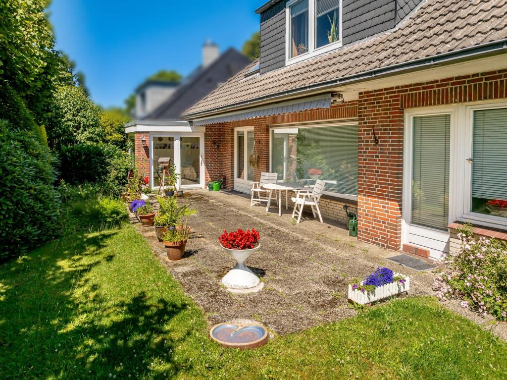 Rückansicht samt großer Terrasse und Wintergarten