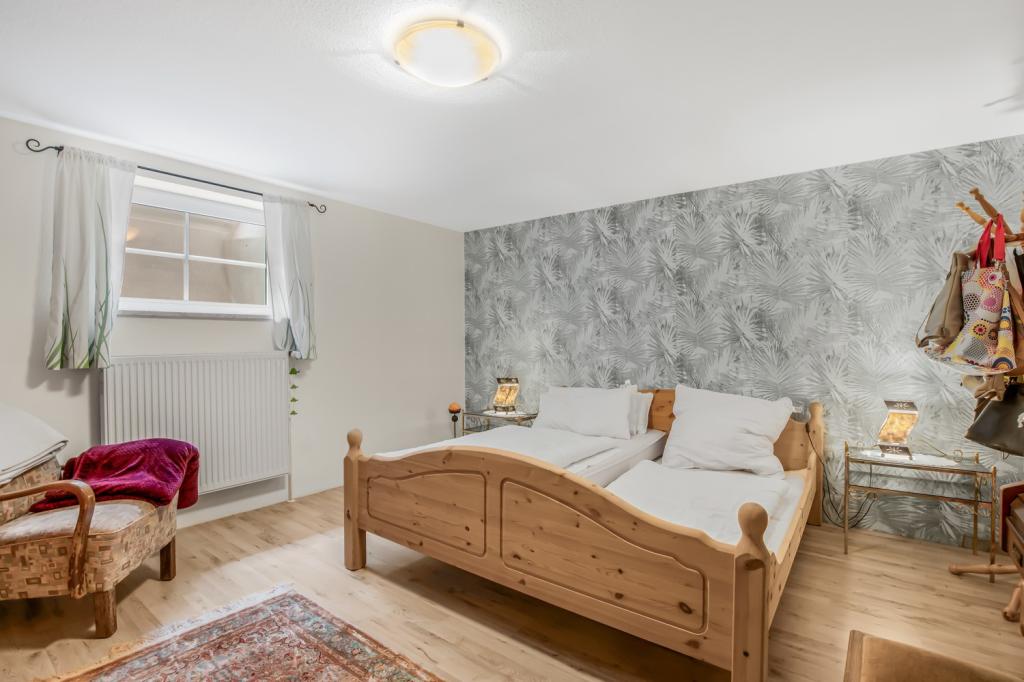 Wohnlich ausgebautes Schlafzimmer im KG
