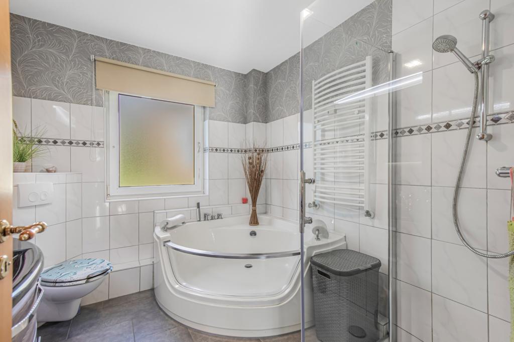 Vollbad mit Badewanne und Dusche (Ansicht I)