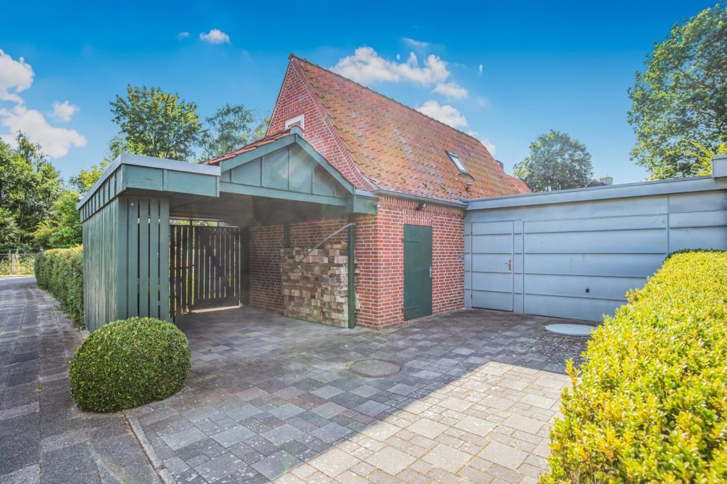 Auffahrt, Carport & Garage