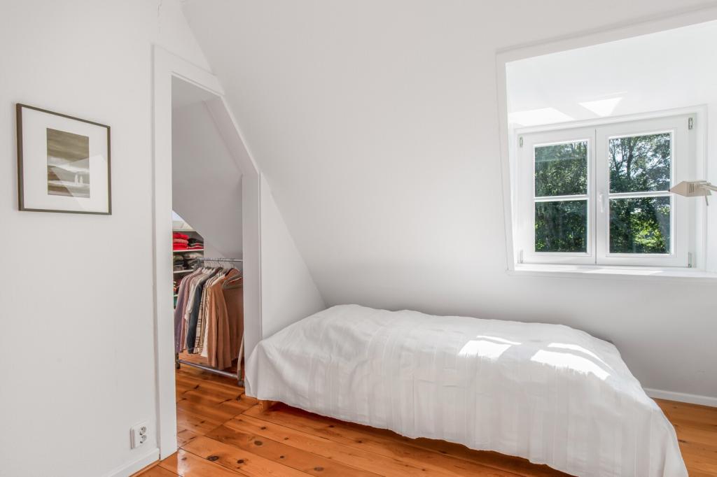 Halbes Zimmer im Dachgeschoss (Durchgangszimmer)