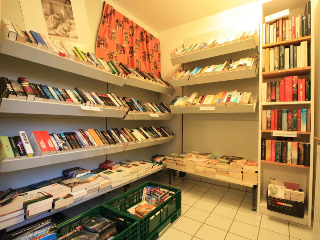 Gemeinnützige Ladenfläche ganz rechts (Büchertausch)