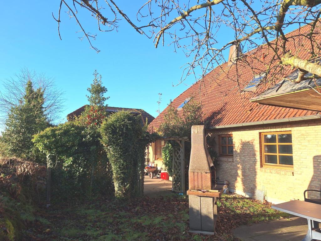Die Terrasse mit Grill der Ferienwohnung 1