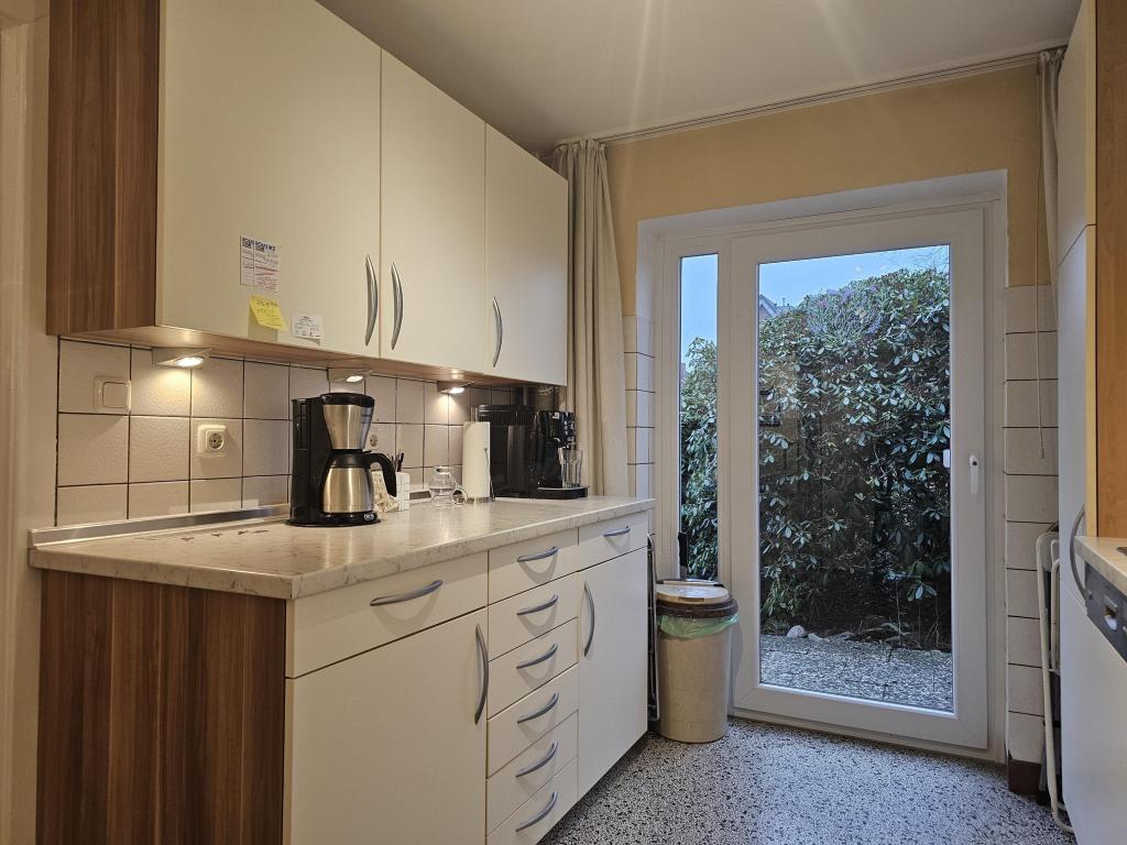 Küche mit Zugang zur Terrasse, Ansicht II