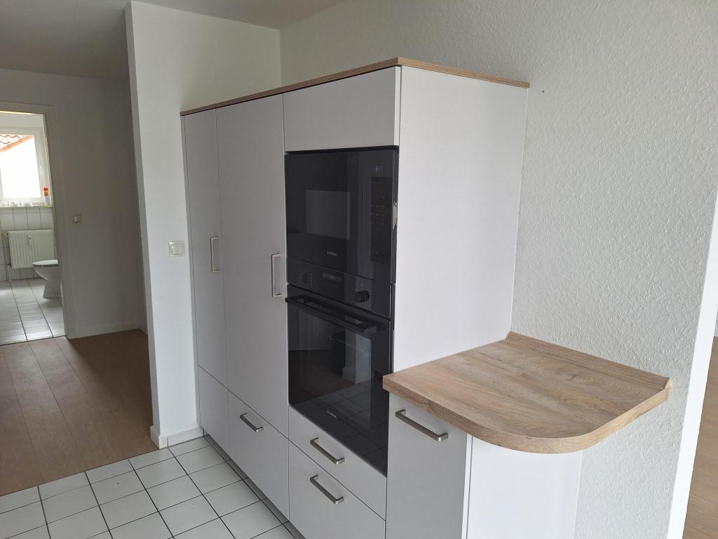 ... mit Kühlschrank u. Eisfach, Mikrowelle und Backofen