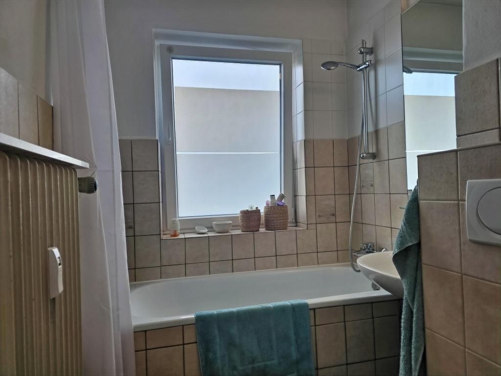kleines Wannenbad mit Fenster