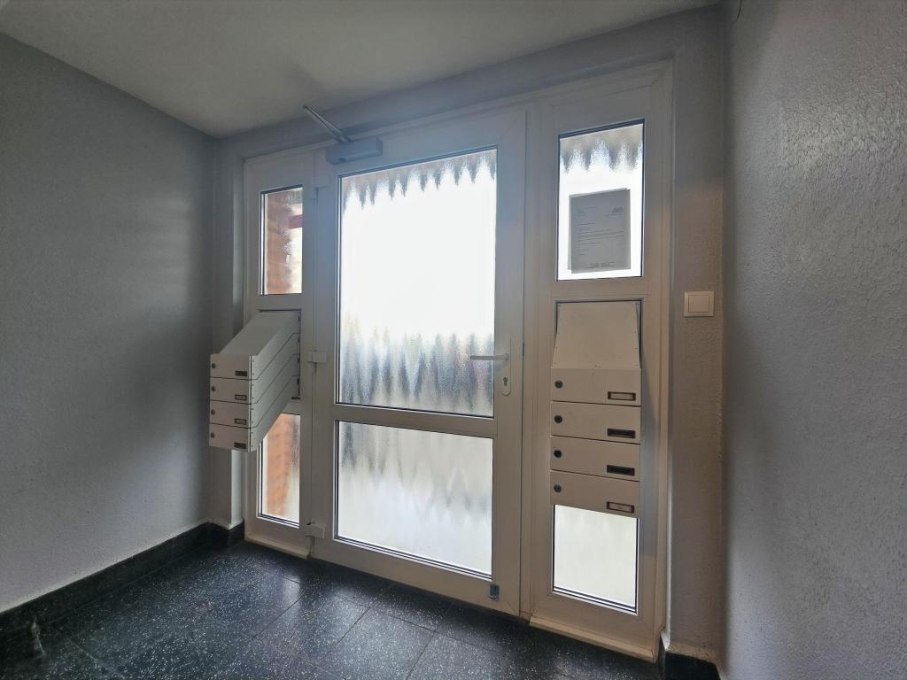 Hauseingangstür mit Briefkastenanlage