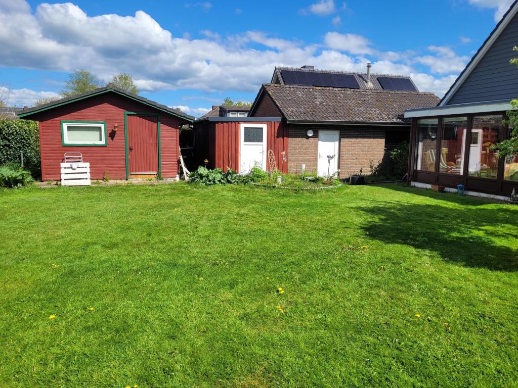 Gartenhaus und Abstellmöglichkeit neben der Garage