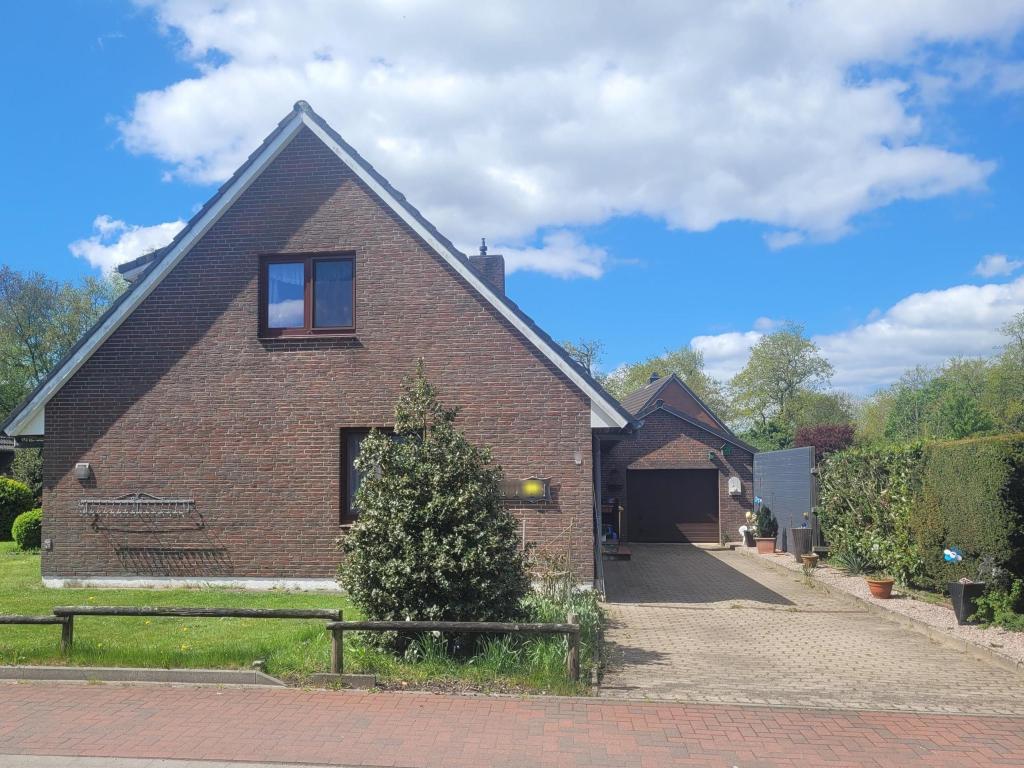 Blick von der Straße auf das Haus und die Auffahrt zur Garage