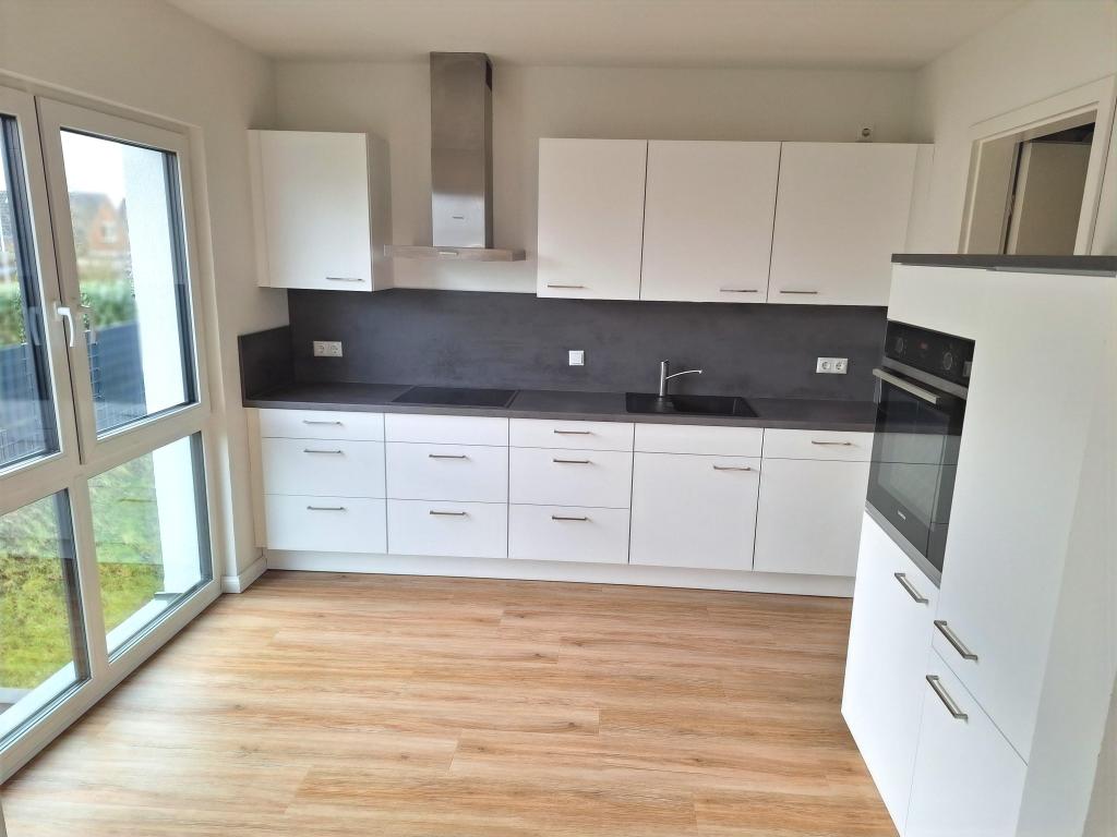 moderne Einbauküche mit viel Tageslicht