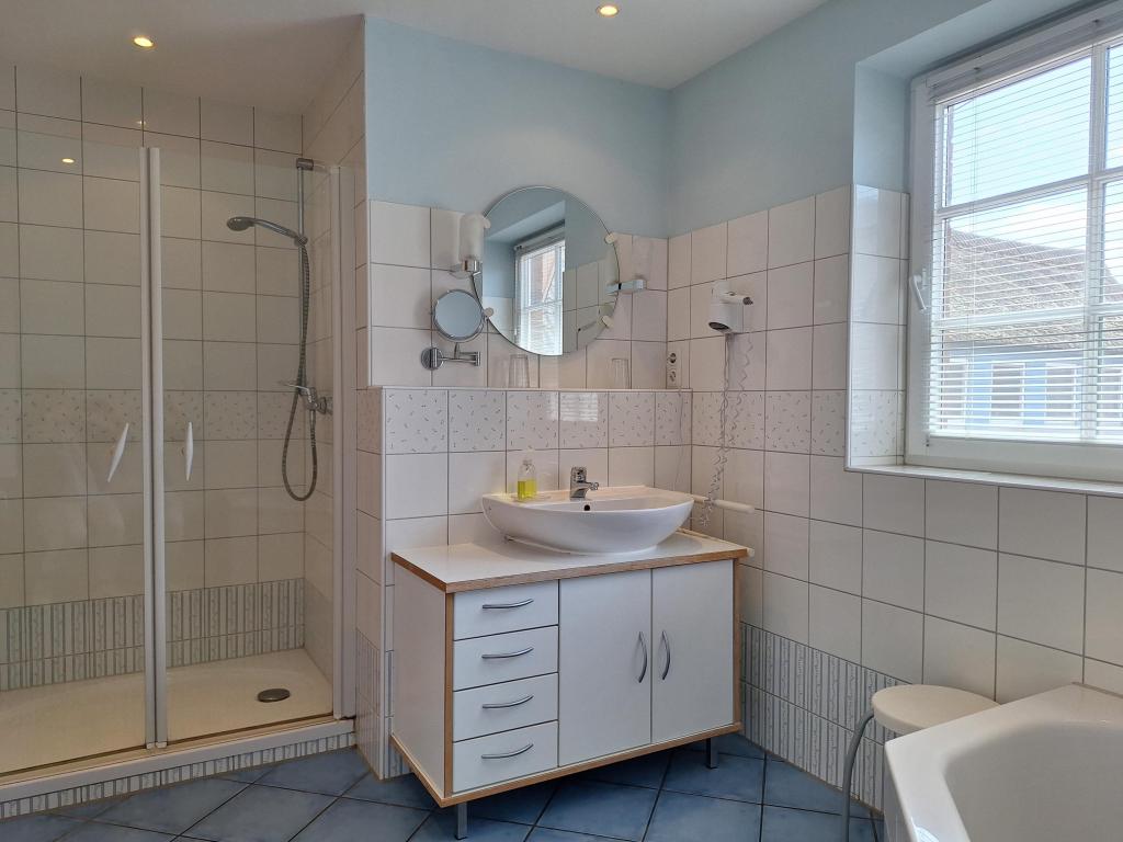 Haus 4 Bad mit Badewanne im OG
