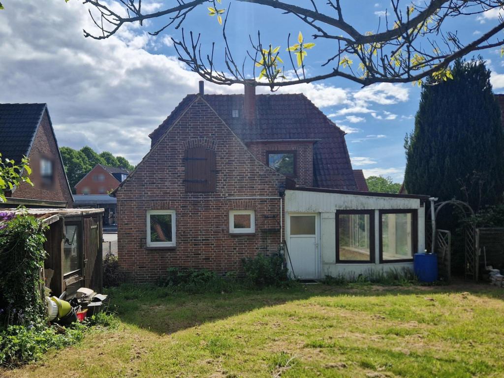 Die Rückansicht der Immobilie mit Anbau und Wintergarten