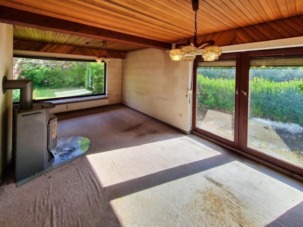 Helles Wohnzimmer mit Kamin in der Süderstr. 16