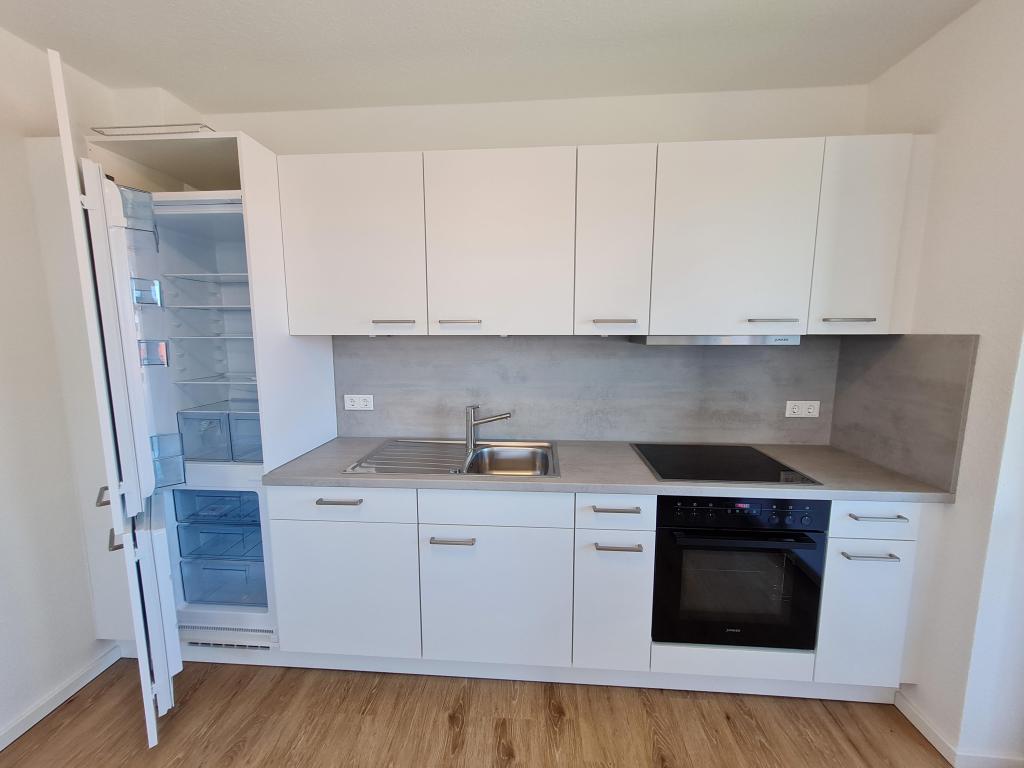 Küche mit neuwertigem Einbaukühlschrank