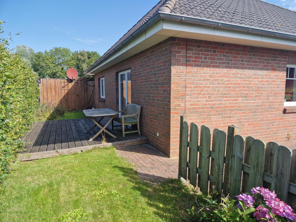 Terrasse-geschützt hinter dem Haus