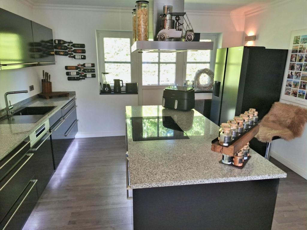 Küche mit praktischer Kochinsel...