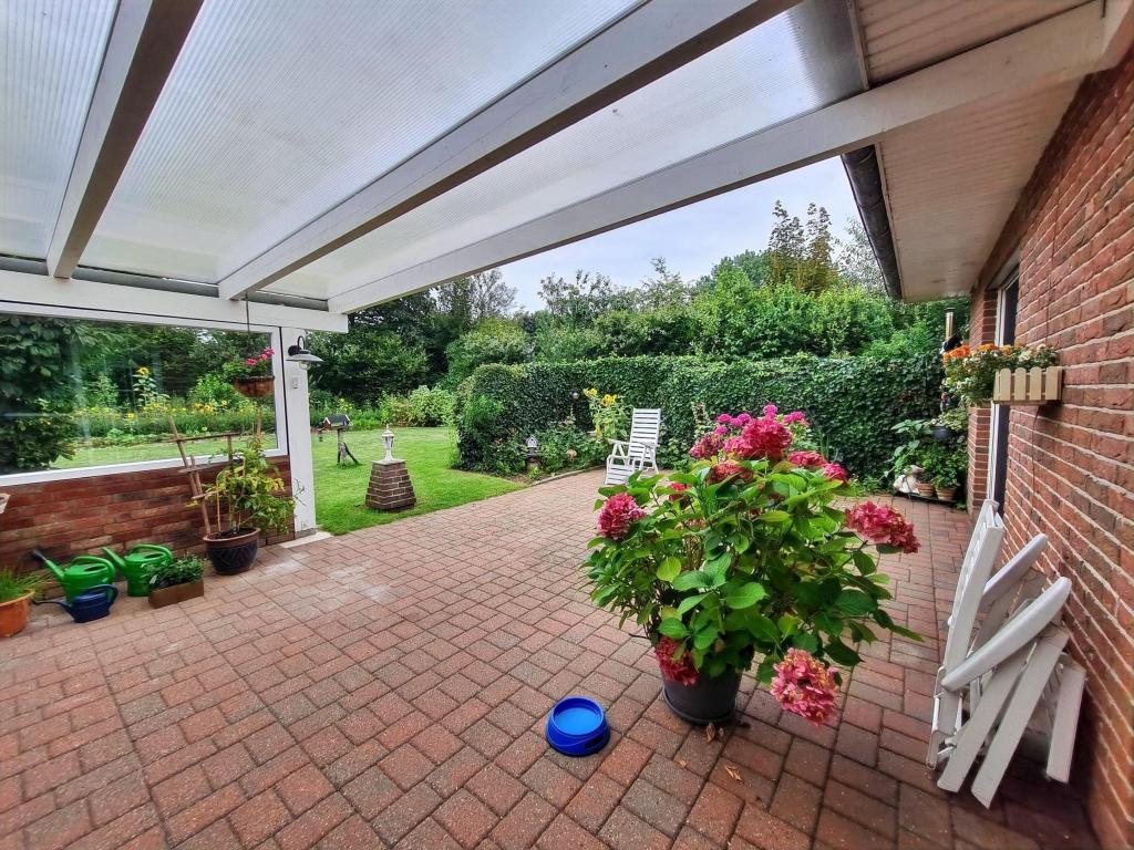 Überdachte Terrasse auch bei schlechterem Wetter nutzbar