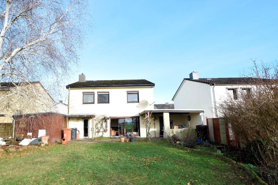 Gesamt-Rückansicht des Hauses mit Schuppen und Überdach über der Terrasse