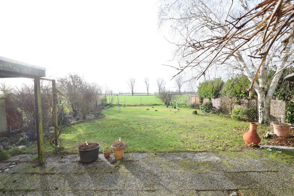 Ausblick in den Garten und das freie Feld