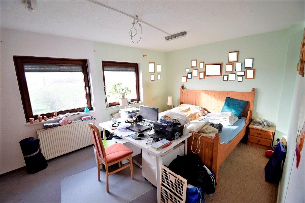 Blick in ein weiteres Schlaf- oder Arbeitszimmer