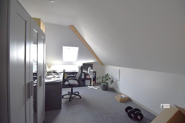 Abstellraum im Dachboden als Arbeitszimmer genutzt