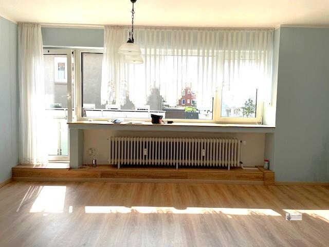 Wohnzimmer mit Balkontür