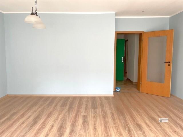 Wohnzimmer mit Flurtür