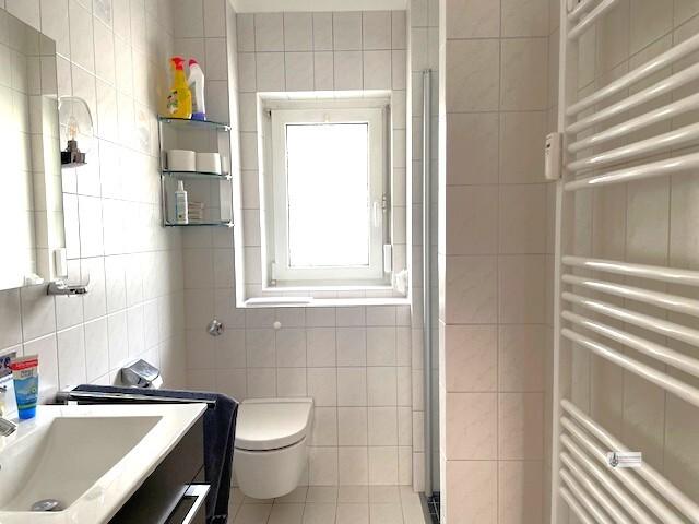 Blick ins Badezimmer mit Dusche
