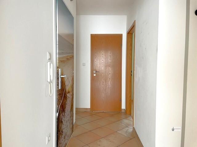 Flur mit Wohnungstür und Gegensprechanlage