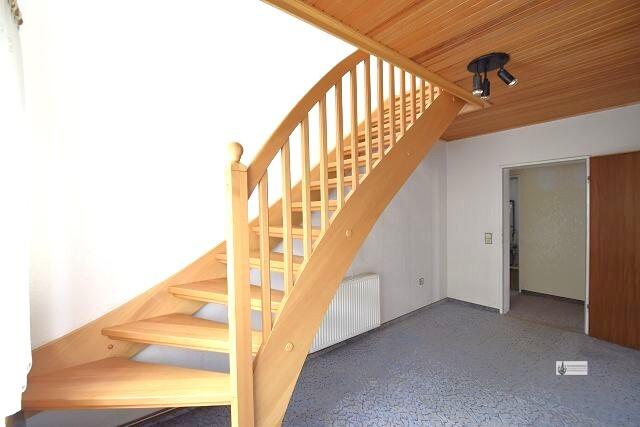 Zwischenzimmer mit Treppenaufgang ins OG