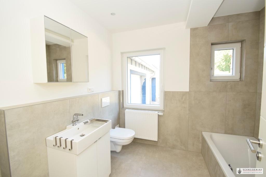 Blick ins hochwertig geflieste Badezimmer