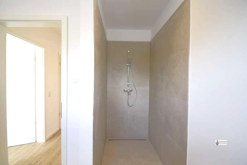 Hoch moderne Penthouse-Wohnung Neubau zum 1.7.2026 Rollläden+Stellplatz+Dachterrasse mit Einbauküche - Foto 2