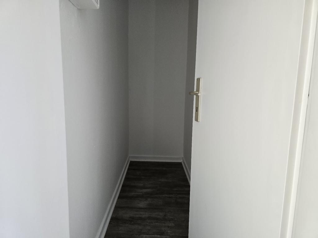 Modernisierte 4-Zimmer-Wohnung ca. 80,36 m² mit Loggia und Einbauküche - Photo 5