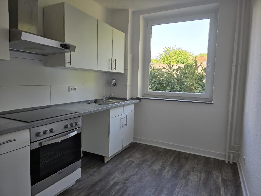 Modernisierte 4-Zimmer-Wohnung ca. 80,36 m² mit Loggia und Einbauküche - Photo 1