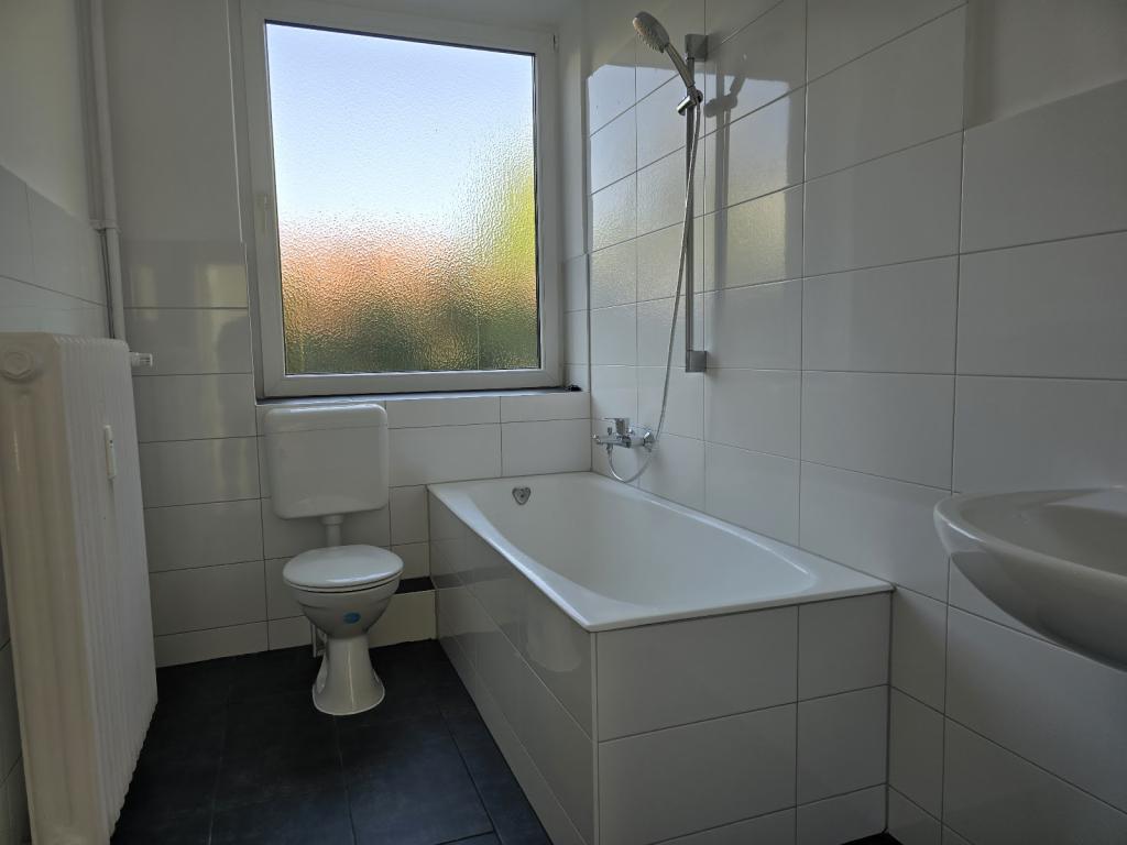 Modernisierte 4-Zimmer-Wohnung ca. 80,36 m² mit Loggia und Einbauküche - Photo 2