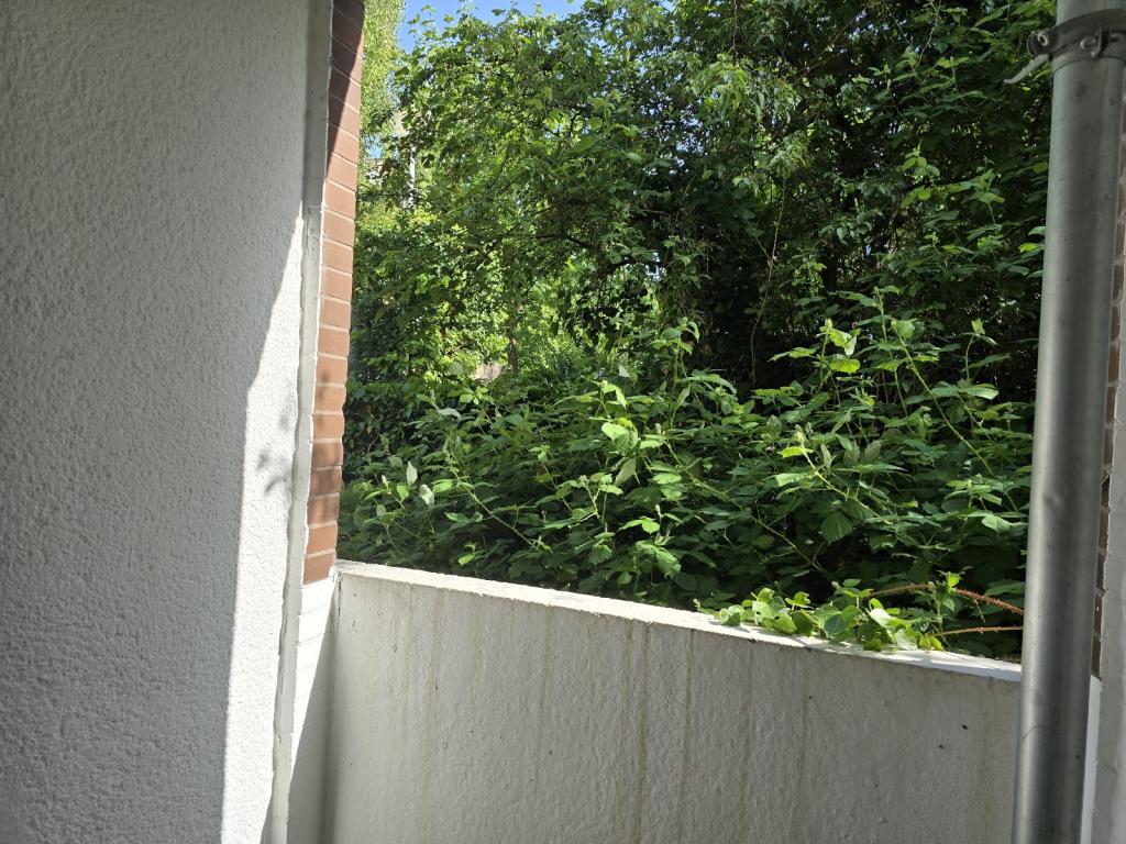 Modernisierte 4-Zimmer-Wohnung ca. 80,36 m² mit Loggia und Einbauküche - Photo 3