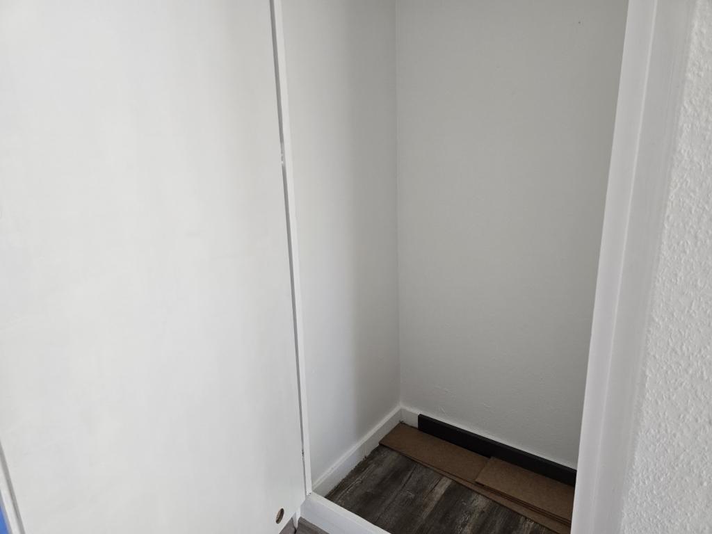 Modernisierte 4-Zimmer-Wohnung ca. 80,36 m² mit Loggia und Einbauküche - Photo 4