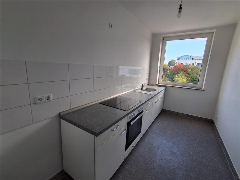 Modernisierte 2-Zimmer-Wohnung ca. 61,24 m² mit Loggia und Einbauküche - Photo 2