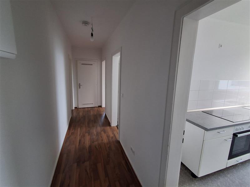 Modernisierte 2-Zimmer-Wohnung ca. 61,24 m² mit Loggia und Einbauküche - Photo 5