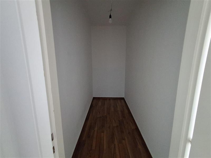 Modernisierte 2-Zimmer-Wohnung ca. 61,24 m² mit Loggia und Einbauküche - Photo 4