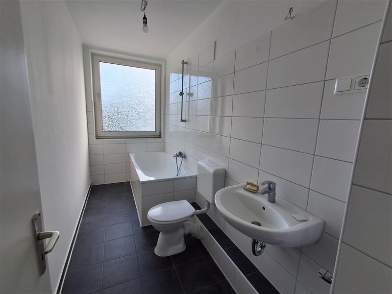Modernisierte 2-Zimmer-Wohnung ca. 61,24 m² mit Loggia und Einbauküche - Photo 3