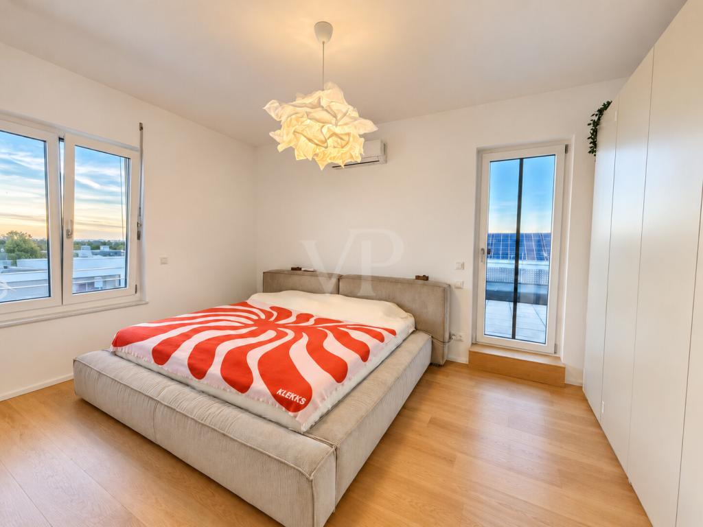 Exklusives Penthouse mit großzügiger Dachterrasse, Loggia und TG-Stellplatz in begehrter Lage - Photo 2