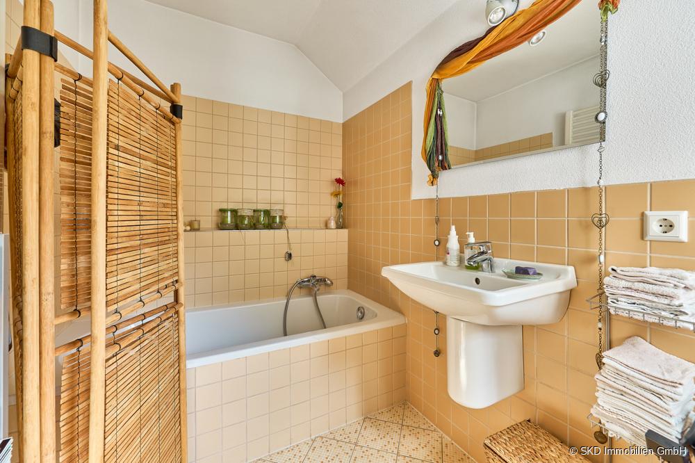 Eine Badewanne gibt es auch..