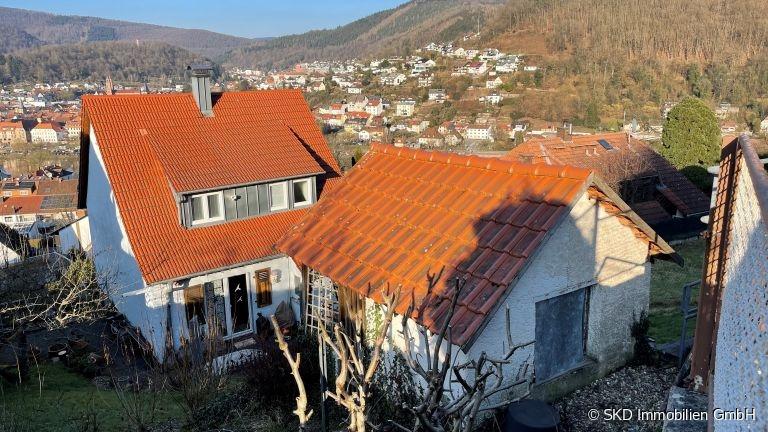 Hausansicht mit Nebengebäude