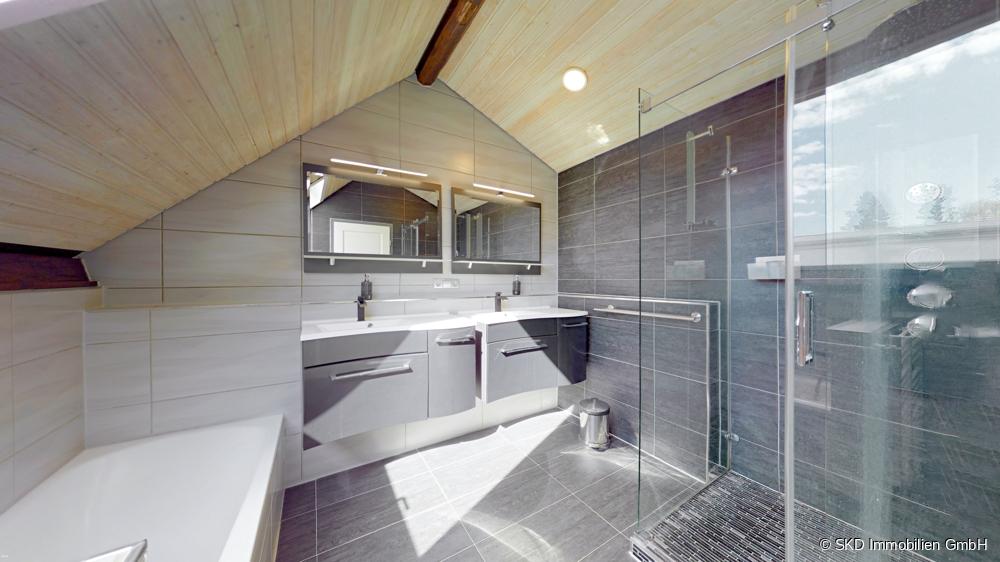 Badezimmer mit Badewanne und bodengleicher Dusche