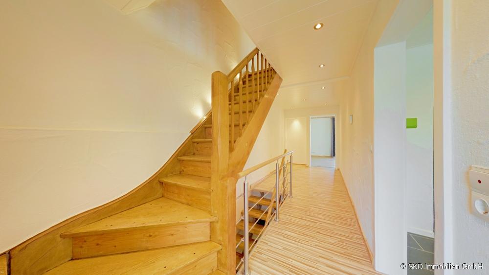 Flur mit Treppe ins Dachgeschoss