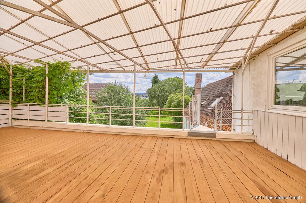 WE 1 I teilüberdachte Terrasse mit Zugang in den Garten in den idyllischen Garten