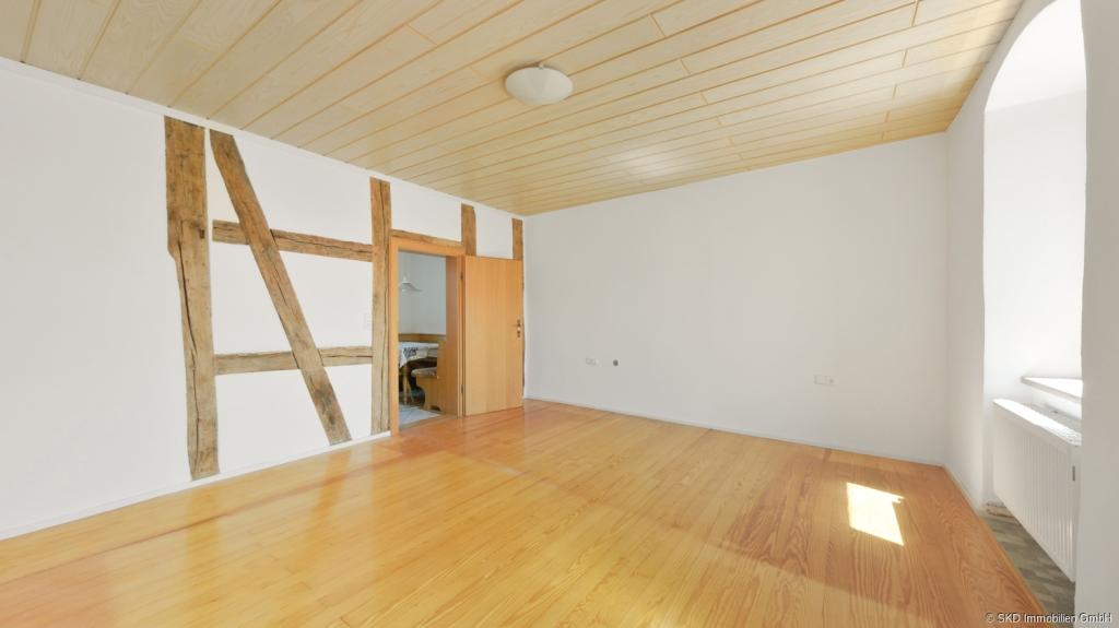 Binau: Altbau mit Charme neu interpretiert – gepflegte 4-Zimmer-Wohnung mit Einbauküche! - Photo 4